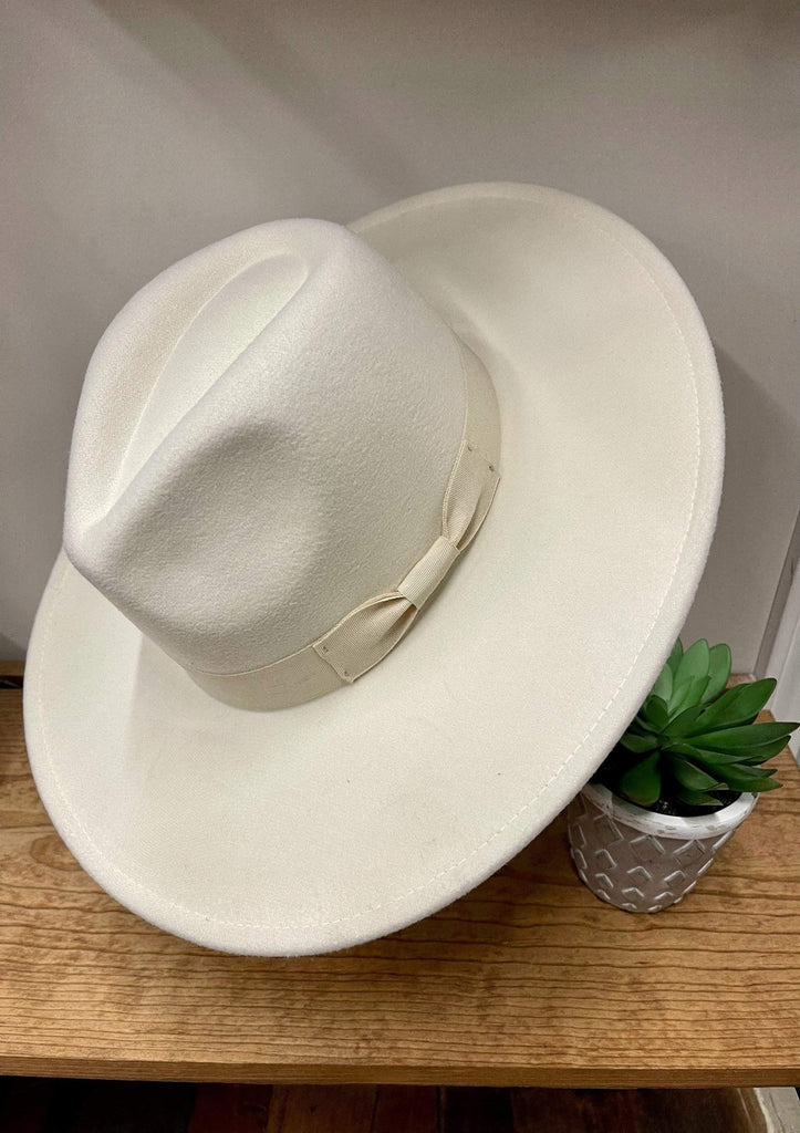 ACCESSORIES Ivory Mountain Top Views Hat